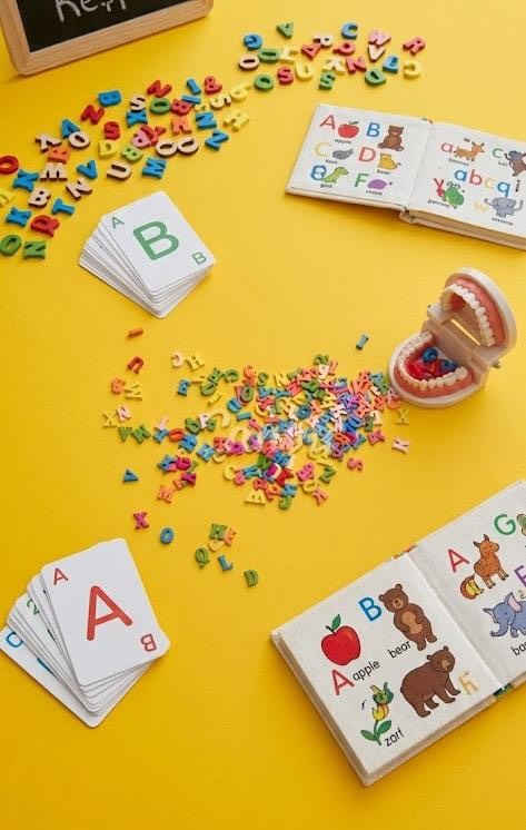 Dil ve konuşma terapisinde kullanılan alfabe kartları ve artikülasyon materyalleri